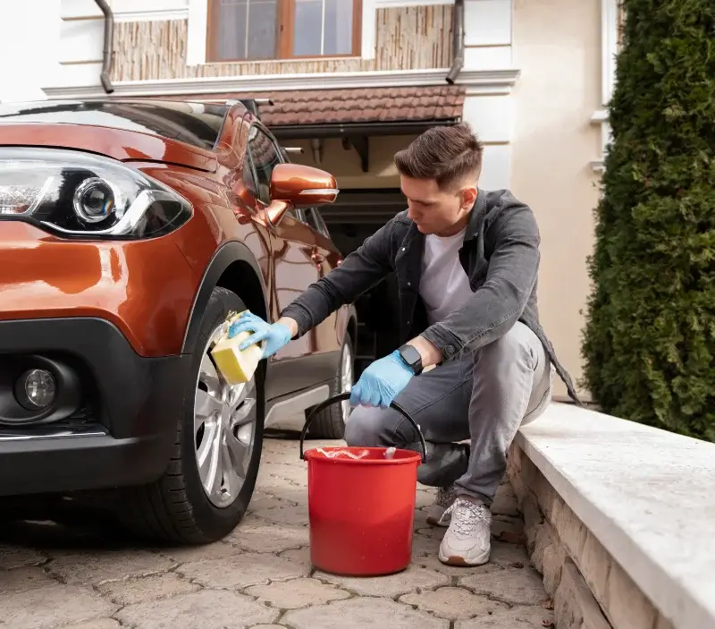 Lavage auto à domicile Gresswiller : professionnel intervenant sur un véhicule
